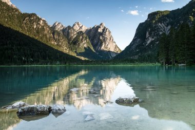 Dobbiaco Gölü veya Toblacher. Dolomite Alplerinde, Güney Tyrol, İtalya