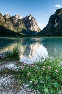 Dobbiaco Gölü veya Toblacher. Dolomite Alplerinde, Güney Tyrol, İtalya