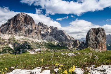 İtalyan Dolomitlerinde Sinema Torri Kaya oluşumlarının Panoramik Yaz Manzarası