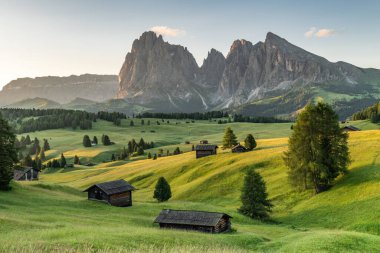 Alpe di Siusi, Dolomitler 'deki Alp Çayırları' nın Sahne Gündoğumu Manzarası