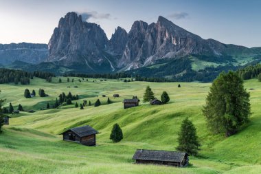 İtalya 'nın Dolomite Alplerinde Alpe di Siusi Çayırlarında Altın Gün Doğumu