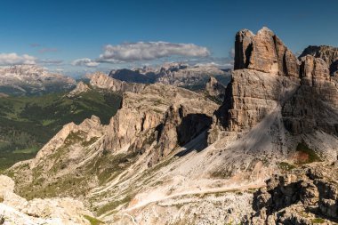 Dolomitlerdeki Alp Çayırları ile çevrili Cinque Torri Dağı Kayalıkları