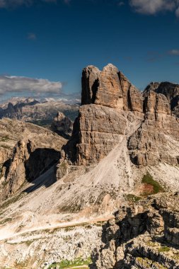 İtalyan Alplerinde Cinque Torri Tepeleriyle Manzaralı Yaz Manzarası