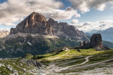 İtalya 'nın Dolomite Dağları' ndaki Cinque Torri 'nin dramatik görüntüsü