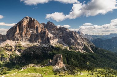 Yaz aylarında Kuzey İtalya 'nın Dolomitlerinde Cinque Torri Rock oluşumları