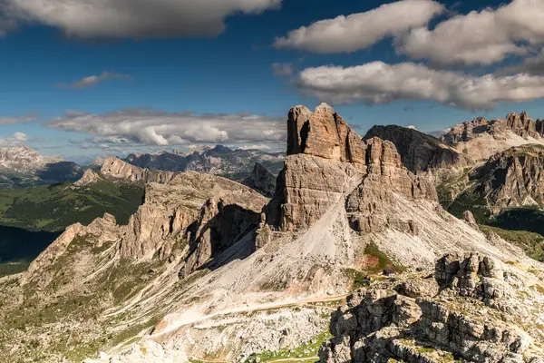 Yaz aylarında Kuzey İtalya 'nın Dolomitlerinde Cinque Torri Rock oluşumları