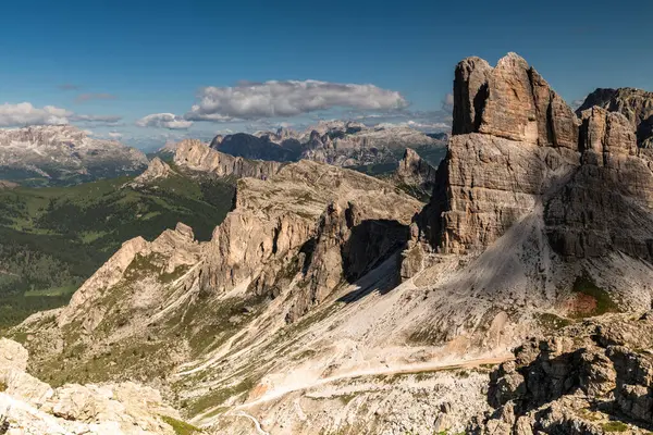 Dolomitlerdeki Alp Çayırları ile çevrili Cinque Torri Dağı Kayalıkları