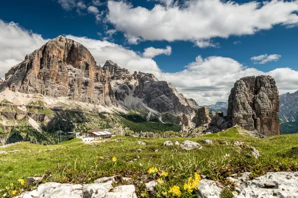 İtalyan Dolomitlerle Cinque Torri 'ye giden yürüyüş yolu