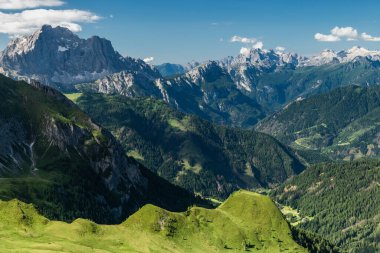 İtalyan Dolomitlerle Passo Giau 'nun Panoramik Yaz Manzarası