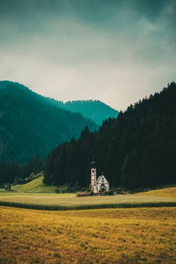 Funes Valley 'deki St. John Kilisesi Sonbahar Renkleri ve Dolomitlerle