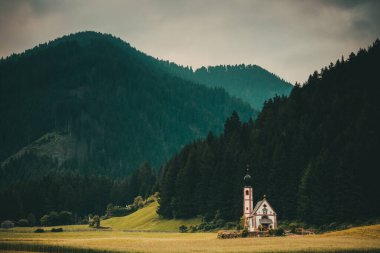 Dolomitlerdeki St. John Kilisesini çevreleyen Renkli Sonbahar Yeşillikleri