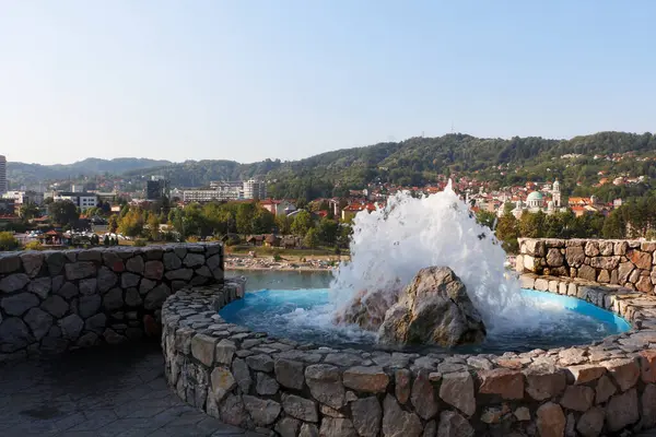 Bosna-Hersek 'in Tuzla kentindeki Pannonian Gölleri manzarası. Kent merkezinde eşsiz bir yapay tuzlu su gölleri kompleksi, popüler yaz turistik merkezi ve Balkanlar 'da çağdaş kent simgesi.