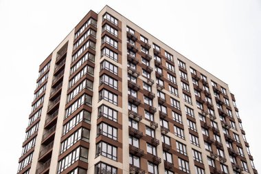 Çok katlı binalar ve gökyüzü, şehir bölgesi.