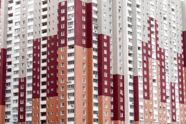 Çok katlı bir binanın penceresini kapat,