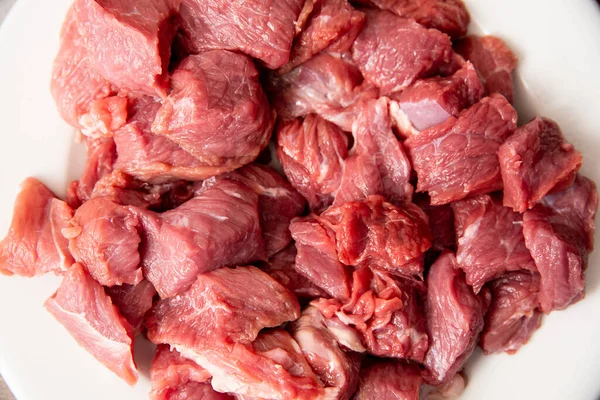 Carne Fatias Crua Fresca Prato Branco — Fotografia de Stock