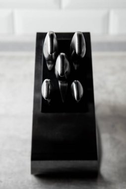 5 mutfak bıçağı seti masanın üzerinde duruyor.