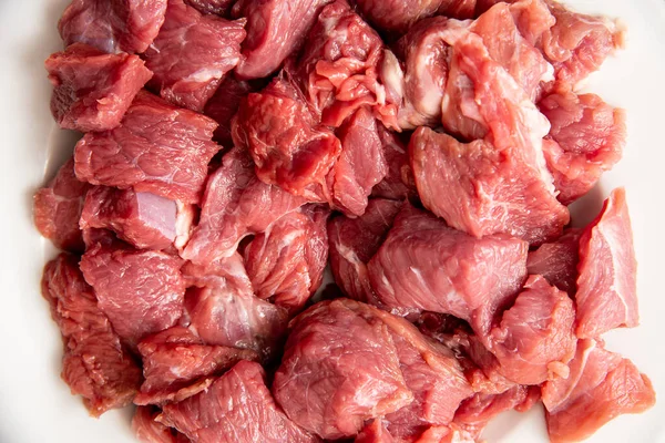 Свежее Нарезанное Мясо Белой Тарелке — стоковое фото