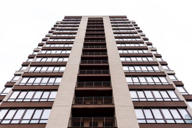 Modern çok katlı bina gökyüzüne karşı tüm çerçeve boyunca