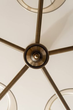 Birkaç lambadan oluşan yuvarlak bir avizenin tam çerçeve ve alt görünüm arkaplanına yakın plan