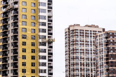 Modern çok katlı bina gökyüzüne karşı tüm çerçeve boyunca