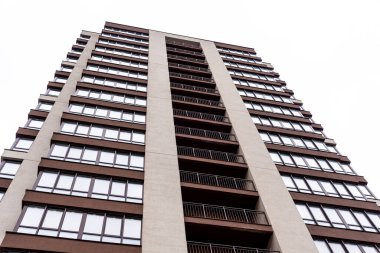 Gökyüzüne karşı çok katlı, yeni, kahverengi bir bina.