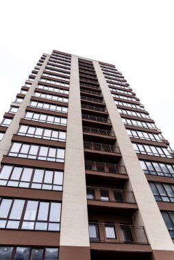 Gökyüzüne karşı çok katlı, yeni, kahverengi bir bina.