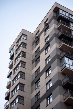 Çok katlı binalar ve gökyüzü, şehir bölgesi.