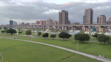 Yeni Taipei Şehri, Tayvan, 24 OKT, 2022: New Taipei Şehri Metropolitan Park gün batımı, Tayvan)