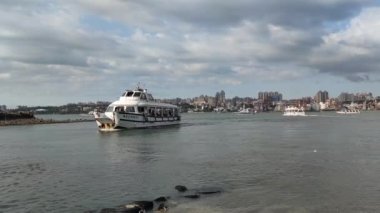 Danshui, Bali Yeni Taipei Şehri - 28 Şubat 2023: Danshui Nehri üzerinde güzel bir gün batımı, Bali, Tayvan