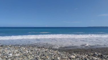 Taş plajı manzarası Chihsingtan Sahili, Hualien, Tayvan