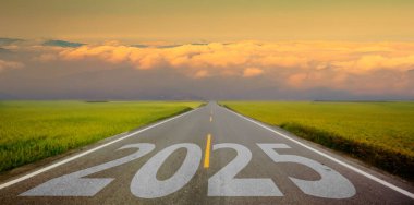 2025 numara boş yolda yazılmış. Yeni Yıl kavramı. Planlama kavramı, görevler