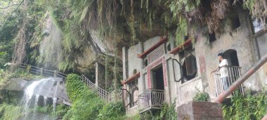 Yinhe Mağara Yürüyüş Patikası, 18 Nisan 2025: Dağın yamacındaki uçurumdan düşen şelale gezginler arasında çok popülerdir.