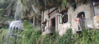 Yinhe Mağara Yürüyüş Patikası, 18 Nisan 2025: Dağın yamacındaki uçurumdan düşen şelale gezginler arasında çok popülerdir.