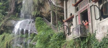 Yinhe Mağara Yürüyüş Patikası, 18 Nisan 2025: Dağın yamacındaki uçurumdan düşen şelale gezginler arasında çok popülerdir.