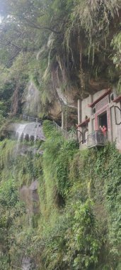 Yinhe Mağara Yürüyüş Patikası, 18 Nisan 2025: Dağın yamacındaki uçurumdan düşen şelale gezginler arasında çok popülerdir.