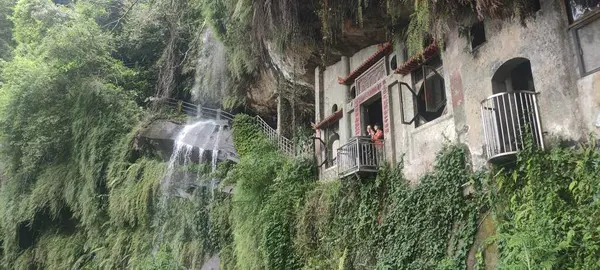 Yinhe Mağara Yürüyüş Patikası, 18 Nisan 2025: Dağın yamacındaki uçurumdan düşen şelale gezginler arasında çok popülerdir.