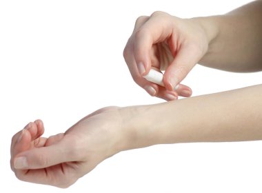 Beyaz arka plan izolasyonunda el ele parfüm örnekleyici