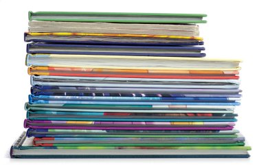 Beyaz arkaplan izolasyonu üzerine renkli istiflenmiş kitaplar