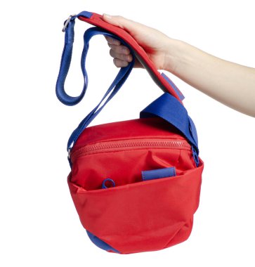 Beyaz arka plan izolasyonunda kırmızı omuz kamerası çantası