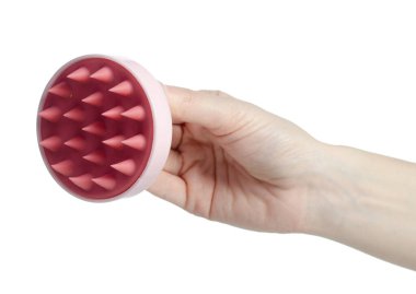 Beyaz arka plan izolasyonunda pembe kafa derisi masajı fırçası.