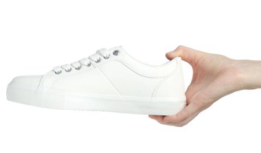 Beyaz arka plan izolasyonunda beyaz spor ayakkabı bağcığı.