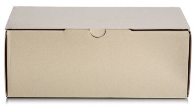 Beyaz arkaplan izolasyonunda kahverengi karton kutu