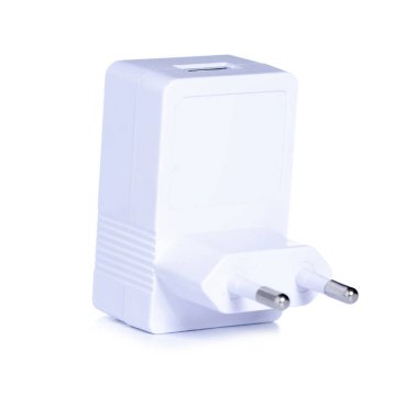 Beyaz arkaplan izolasyonunda beyaz USB şarj edici