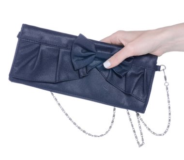 Beyaz arka planda siyah debriyaj çantası