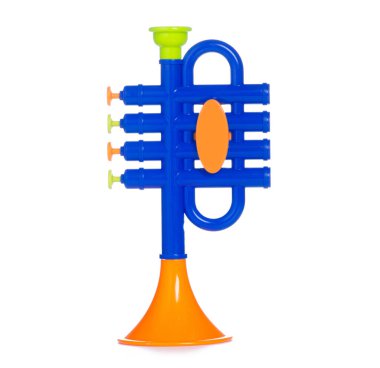 Çocuklar beyaz arka plan izolasyonunda trompet çalıyor.