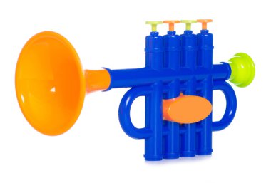 Çocuklar beyaz arka plan izolasyonunda trompet çalıyor.