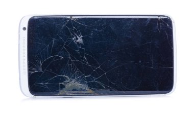 Beyaz arkaplan izolasyonundaki eski bozuk akıllı telefon