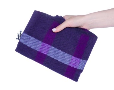 Beyaz arka plan izolasyonu üzerine katlanmış mor kadın eşarbı.