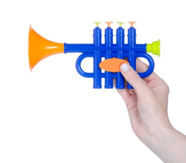 Çocuklar beyaz arka plan izolasyonunda ellerinde trompet ile oyuncak müzik aleti