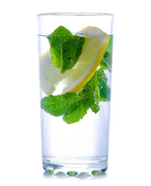 Beyaz arka plan izolasyonunda limonlu ve naneli bir bardak su.